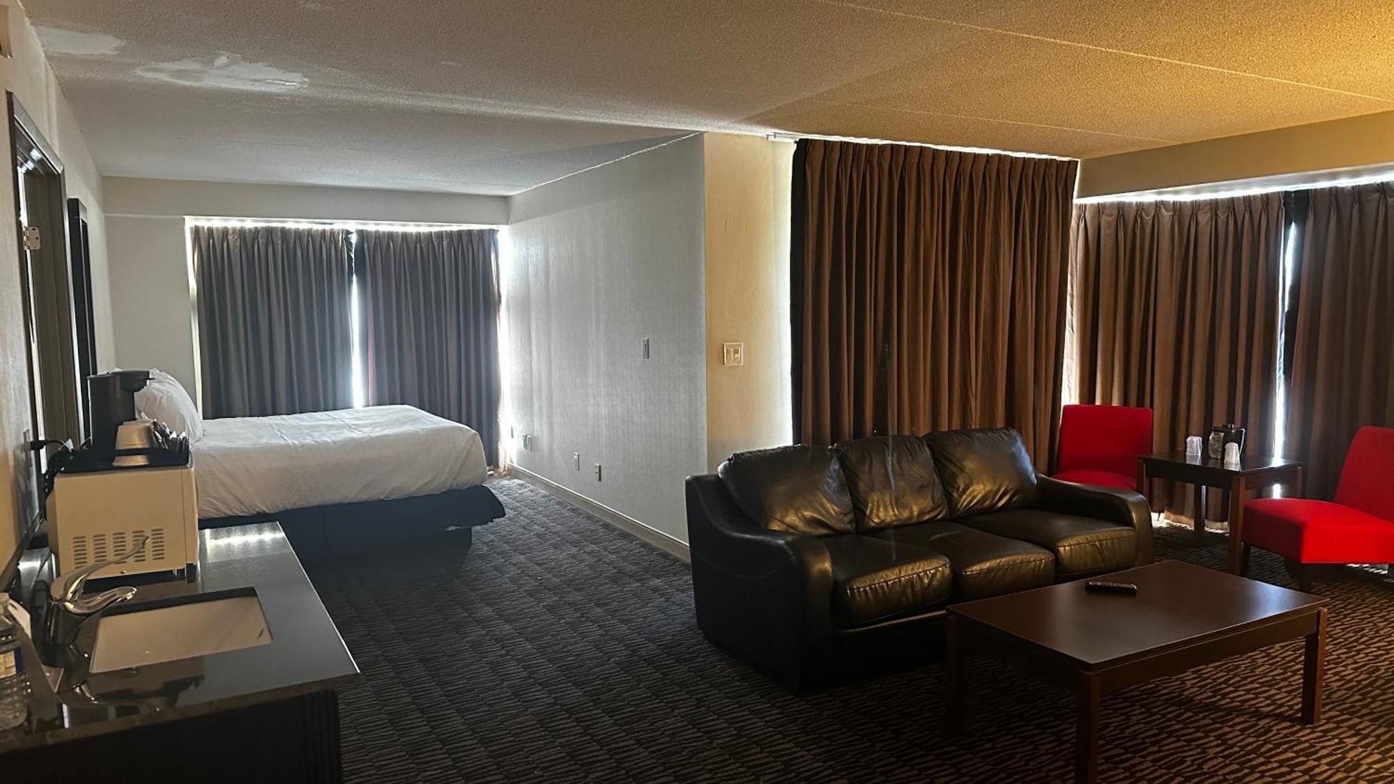 Ramada Plaza By Wyndham Hotel 2*