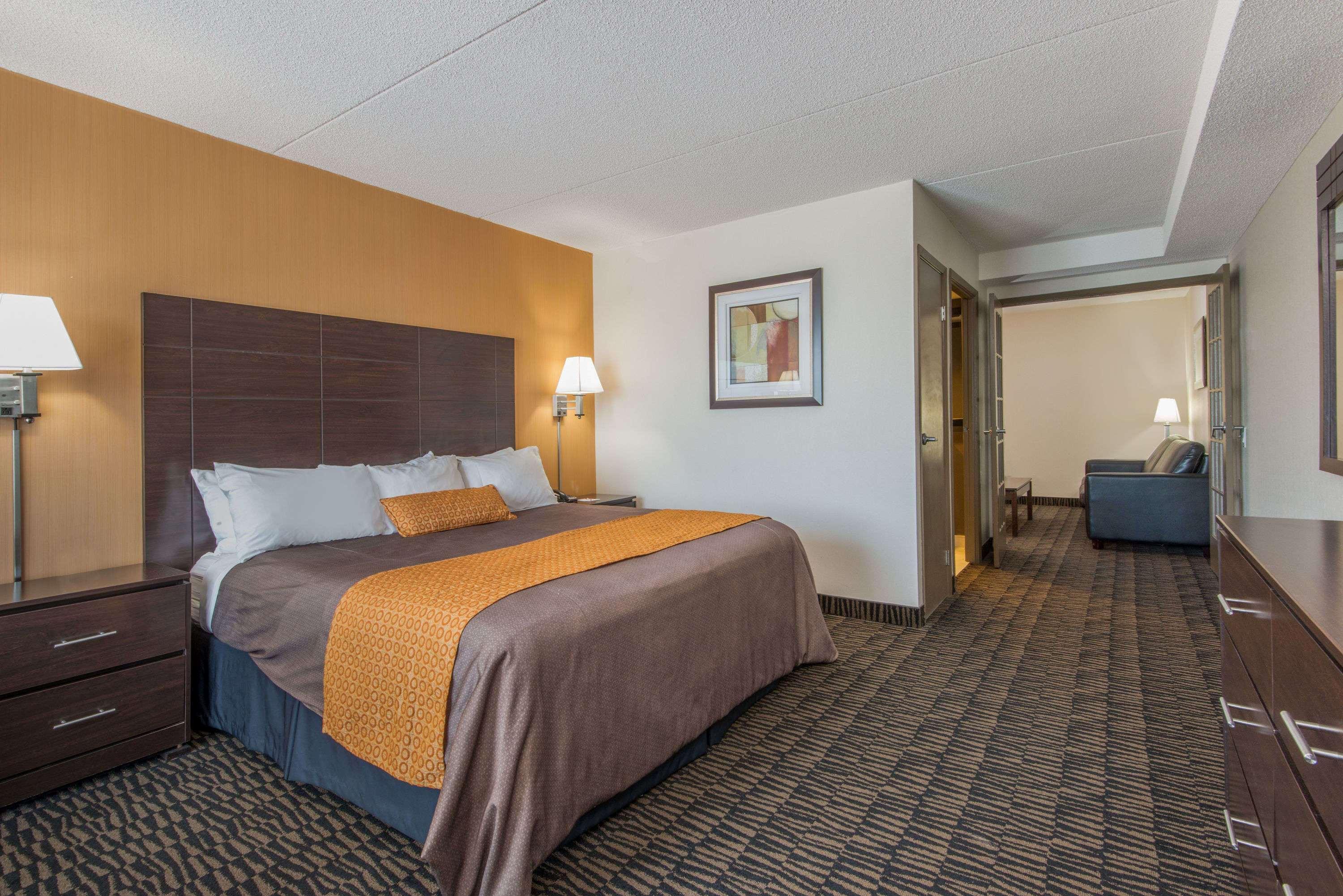Ramada Plaza By Wyndham Hotel 2*