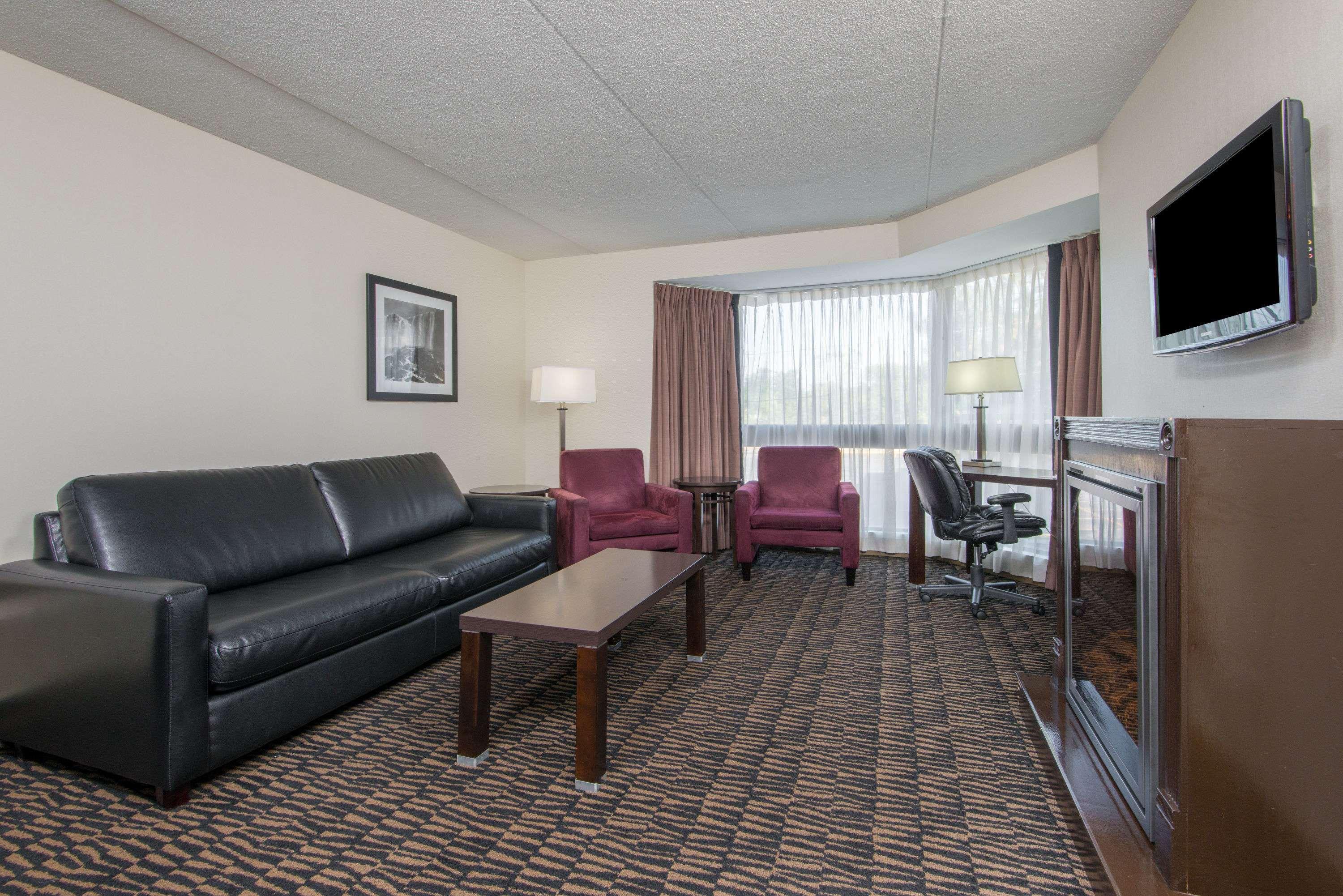 Ramada Plaza By Wyndham Hotel 2*