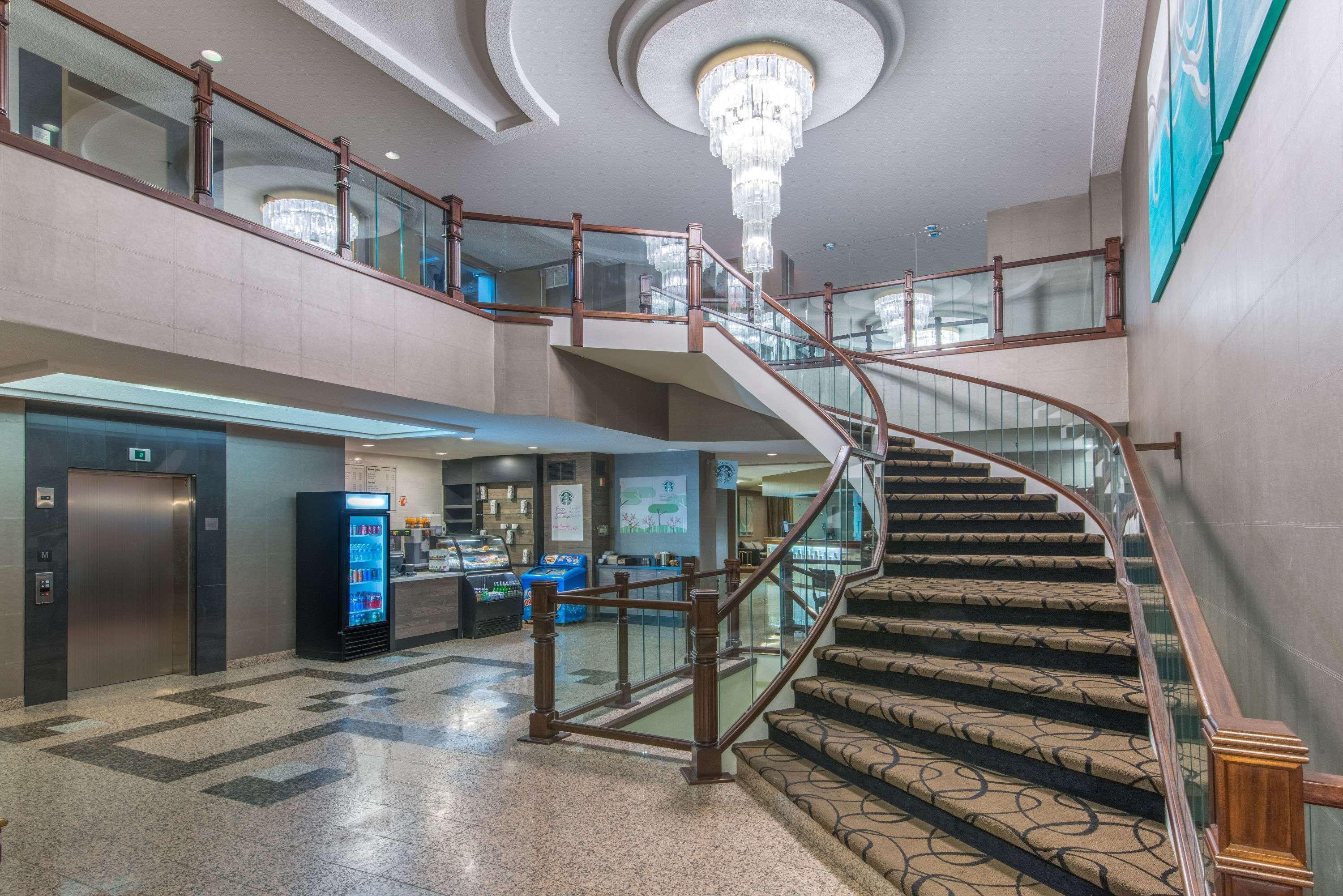 Ramada Plaza By Wyndham 2*