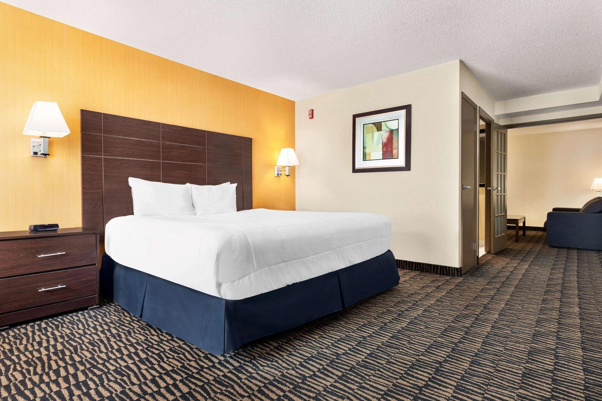 Hotel Ramada Plaza By Wyndham 2*